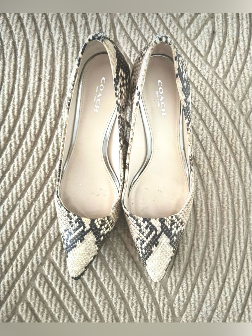 VTG COACH Snakeskin kitten heel pumps.  7.5. GREAT CONDITION